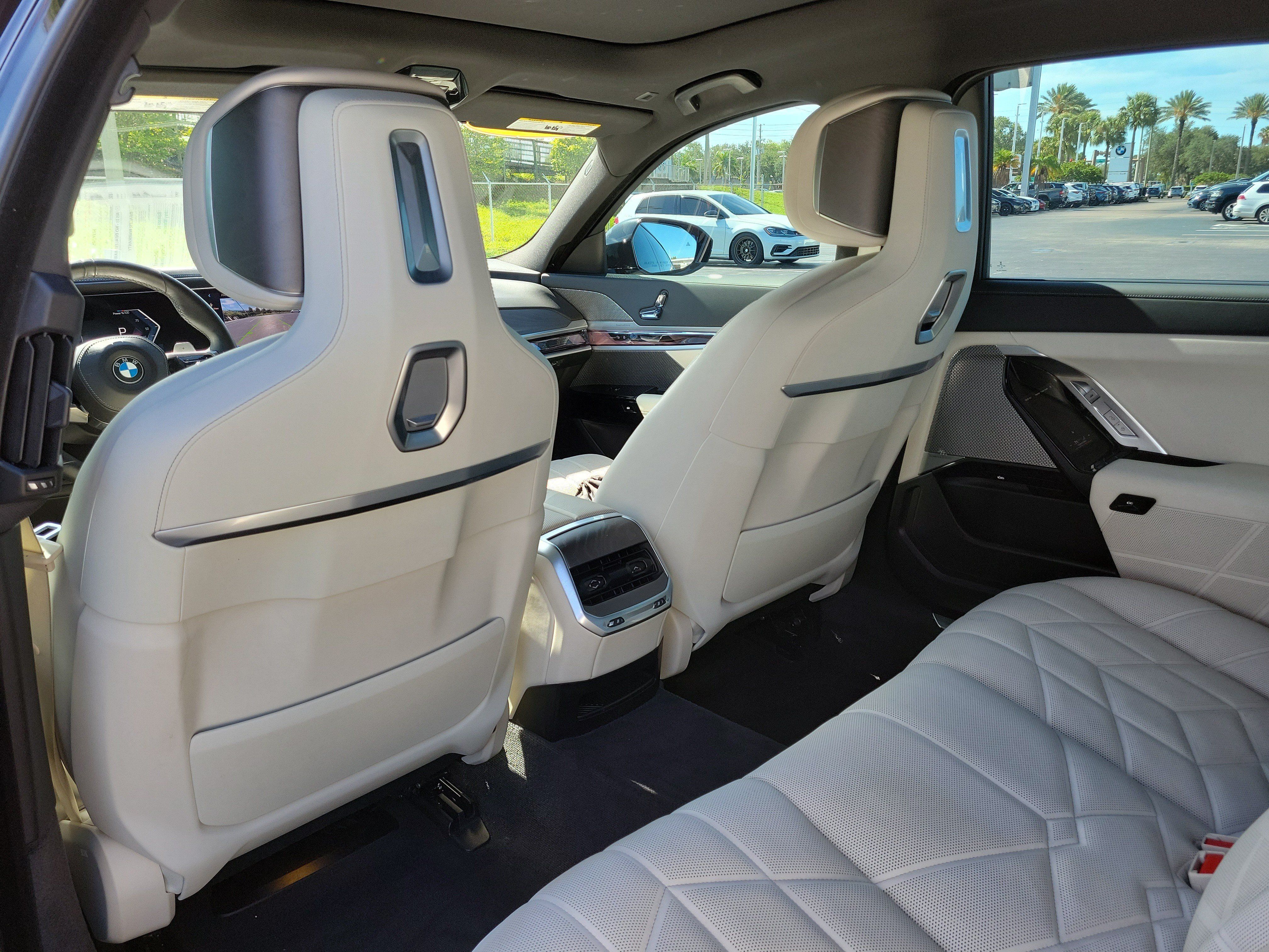 Used 2023 BMW 740i RWD image 11