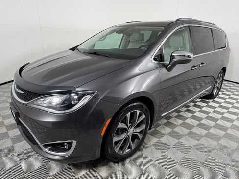 Used 2017 Chrysler Pacifica Limited image 9