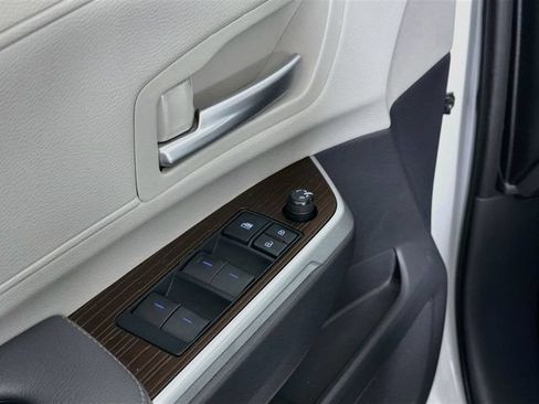 Used 2022 Toyota Sienna XLE w/ XLE Plus Package FWD image 25
