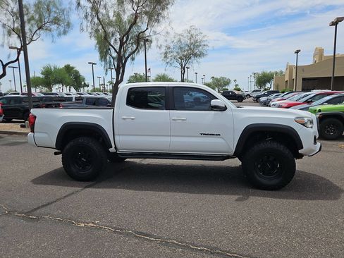 Used 2017 Toyota Tacoma TRD Off-Road w/ Tow Package (A/T) AWD/4WD image 4