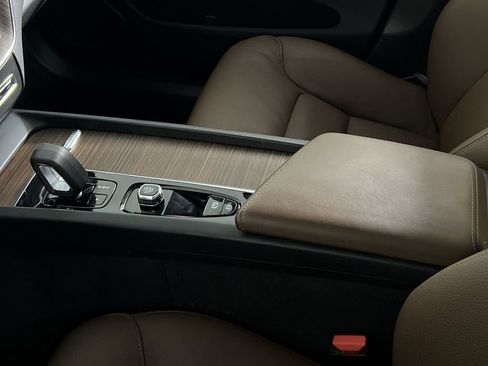 Certified 2023 Volvo XC60 B5 Plus w/ Protection Package Premier image 22