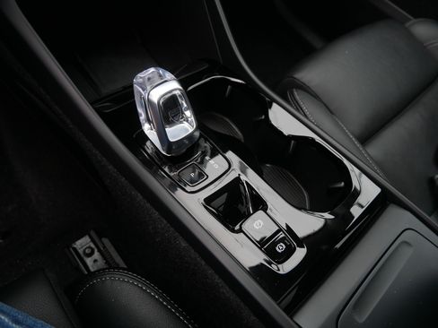 Certified 2025 Volvo XC40 B5 Plus image 24