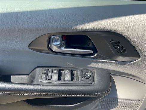 Used 2024 Chrysler Pacifica Touring-L FWD image 10
