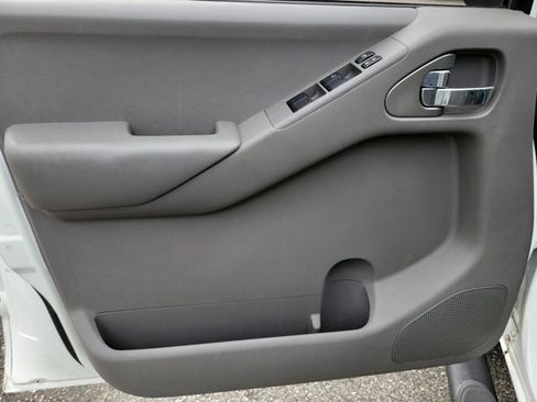 Used 2014 Nissan Frontier SV image 15