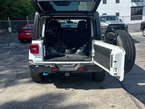 Used 2023 Jeep Wrangler Unlimited Sahara w/ Cold Weather Group AWD/4WD image 31