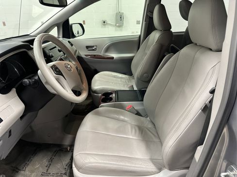 Used 2013 Toyota Sienna XLE image 16