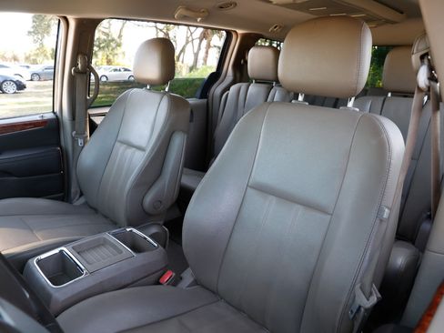Used 2016 Chrysler Town & Country Touring image 6