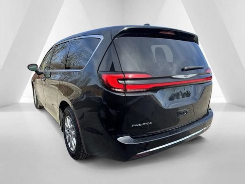 Used 2024 Chrysler Pacifica Touring-L FWD image 5