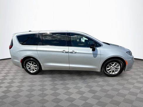Used 2026 Chrysler Pacifica Select image 5