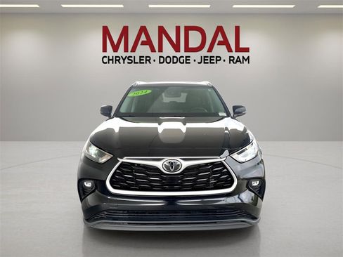 Used 2024 Toyota Highlander XLE image 3