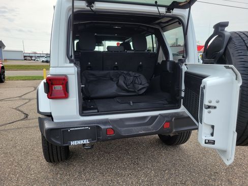 Used 2025 Jeep Wrangler Unlimited Sahara w/ Safety Group AWD/4WD image 19