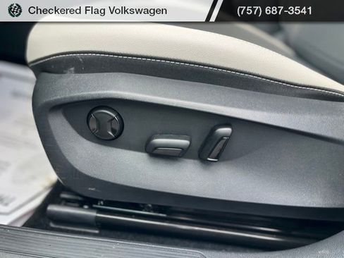 Used 2025 Volkswagen Taos SE image 22