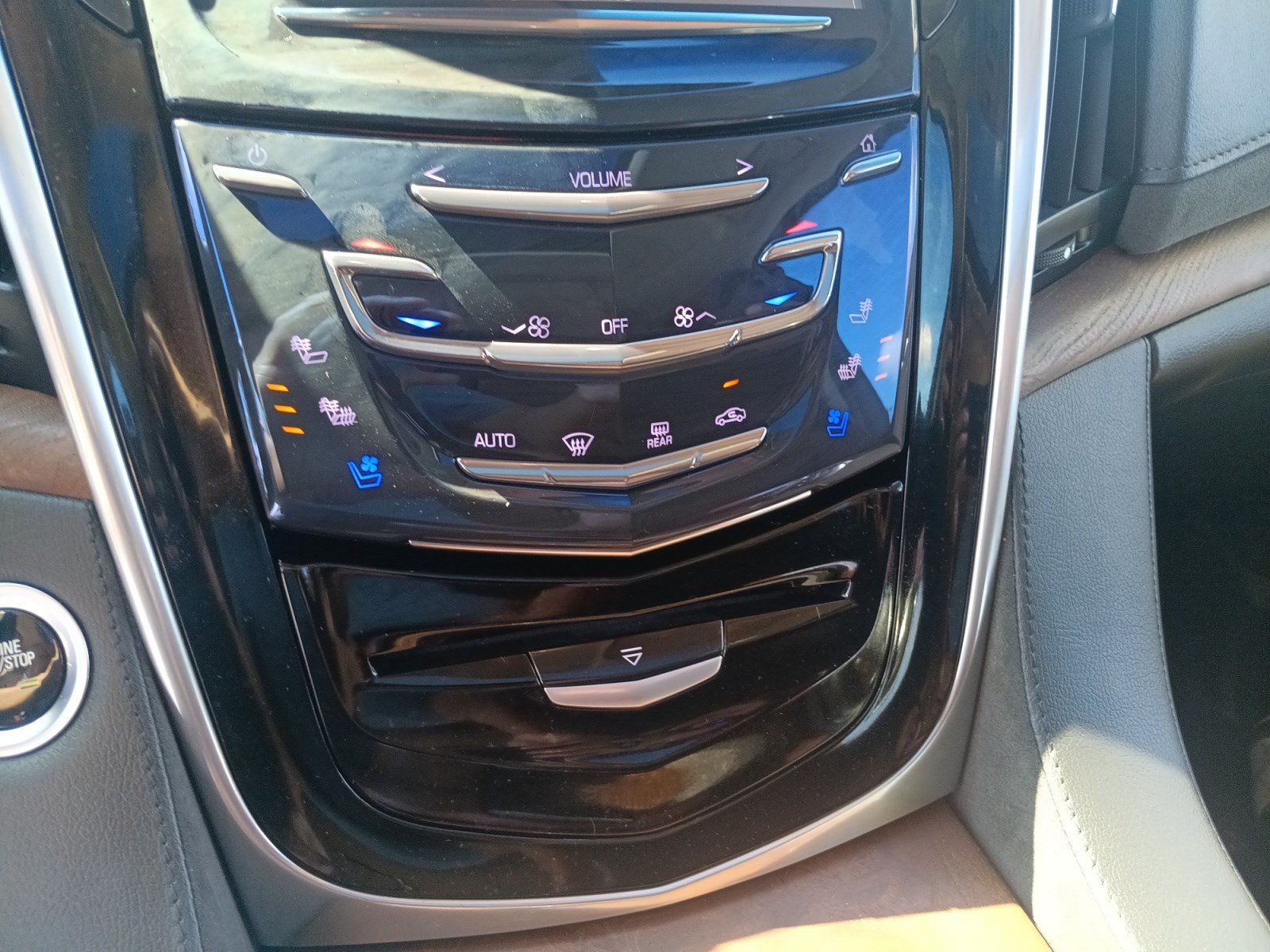 Used 2019 Cadillac Escalade Premium Luxury AWD/4WD image 17