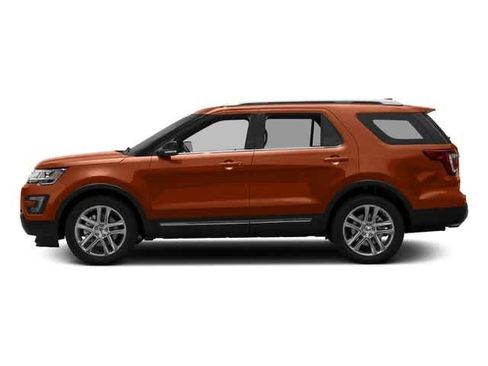 Used 2017 Ford Explorer XLT image 3