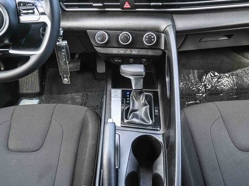 Certified 2023 Hyundai Elantra SE image 18