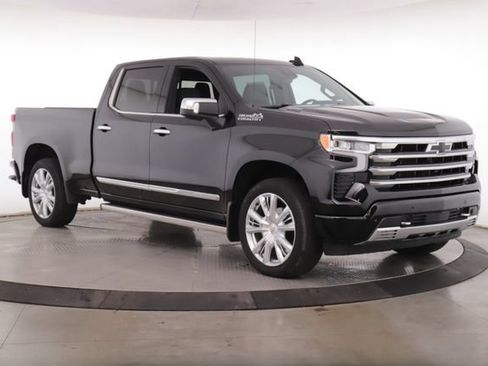 Used 2024 Chevrolet Silverado 1500 High Country w/ Technology Package AWD/4WD image 2
