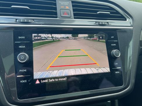 Used 2023 Volkswagen Tiguan SE w/ Panoramic Sunroof Package FWD image 22