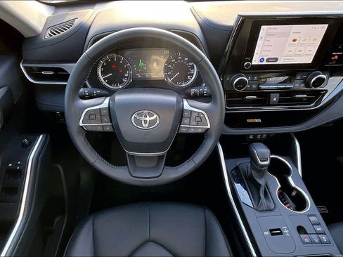 Used 2024 Toyota Highlander LE image 8