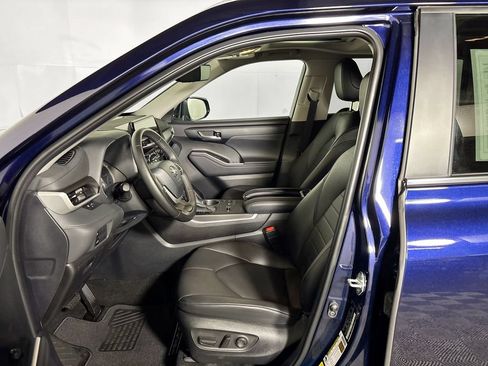 Used 2024 Toyota Highlander XLE AWD/4WD image 11