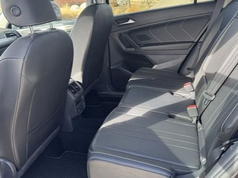 Used 2022 Volkswagen Tiguan SE w/ Panoramic Sunroof Package image 29