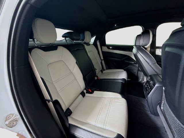 Used 2024 Porsche Cayenne Coupe AWD/4WD image 26