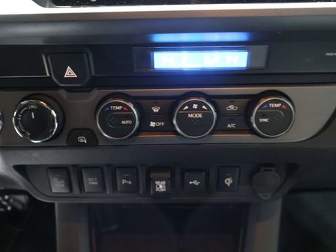 Used 2021 Toyota Tacoma TRD Sport w/ Technology Package image 28