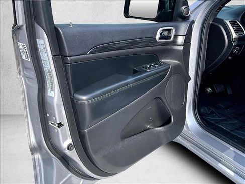 Used 2019 Jeep Grand Cherokee Altitude image 18