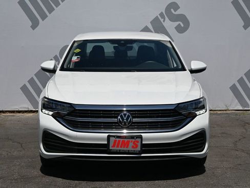 Used 2023 Volkswagen Jetta SE image 2