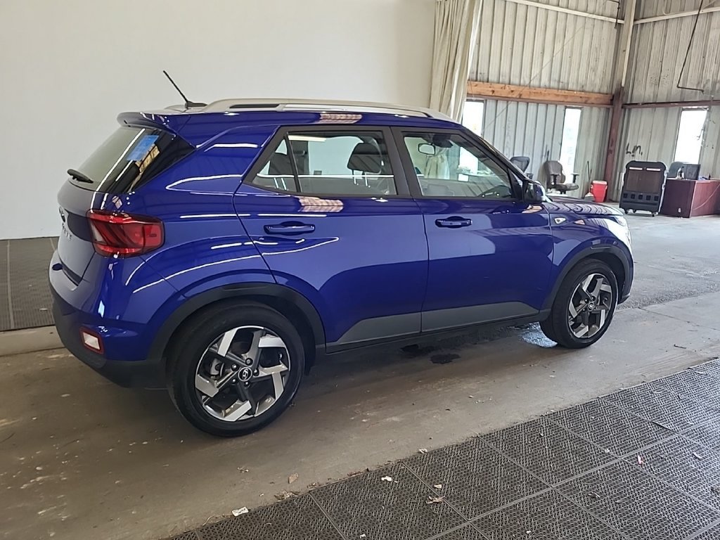 Used 2024 Hyundai Venue SEL FWD image 4