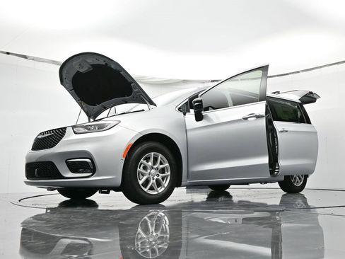 New 2026 Chrysler Pacifica Select image 46