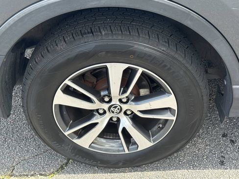 Used 2016 Toyota RAV4 XLE w/ Four Season Floor Mat Package AWD/4WD image 16