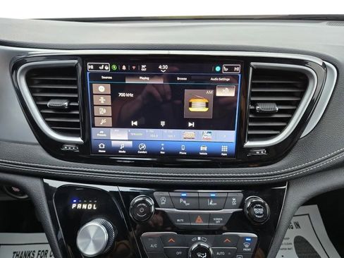Used 2025 Chrysler Pacifica Limited image 20