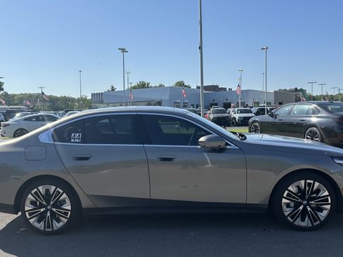 Used 2025 BMW 530i xDrive 530i xDrive w/ Premium Package image 11