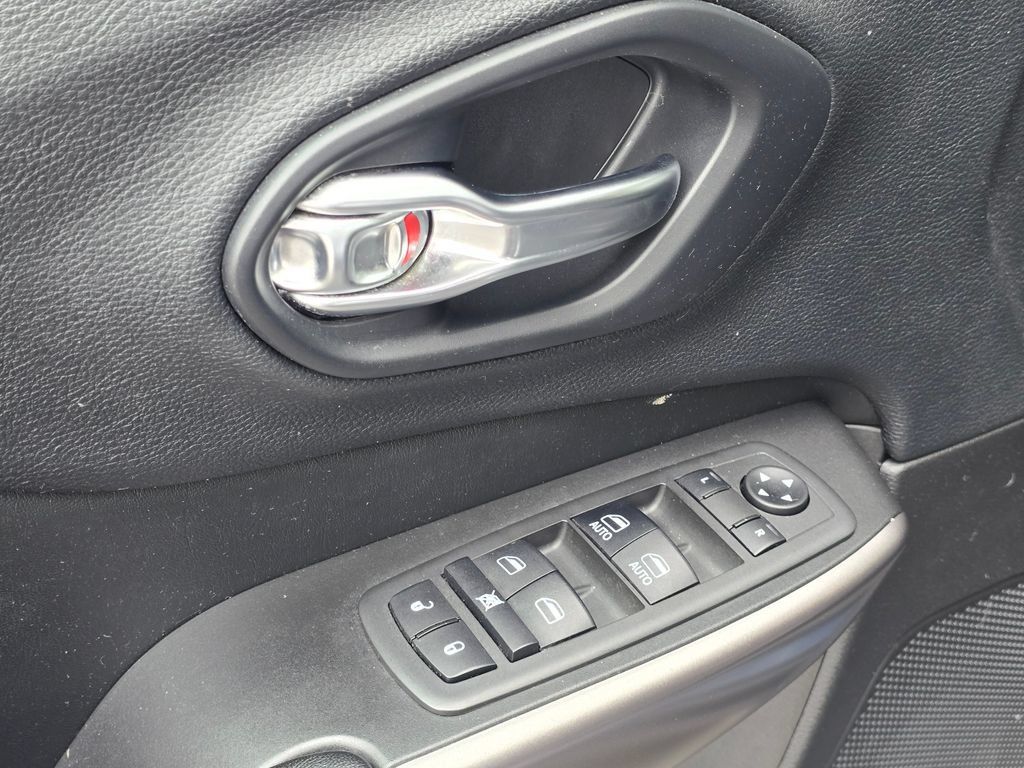 Used 2019 Jeep Cherokee Latitude Plus w/ Cold Weather Group AWD/4WD image 25