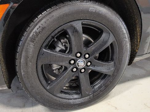 Used 2023 Buick Enclave Essence image 9