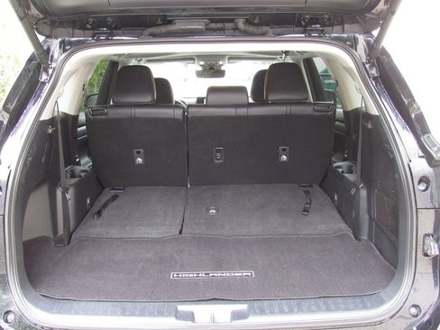 Used 2024 Toyota Highlander XLE AWD/4WD image 23