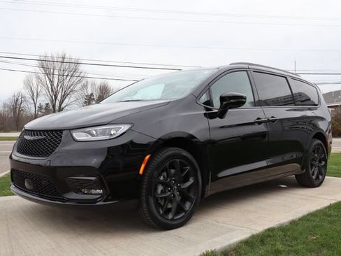 New 2026 Chrysler Pacifica Limited w/ S Appearance Package AWD/4WD image 9