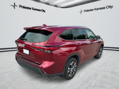Used 2022 Toyota Highlander XLE AWD/4WD image 5