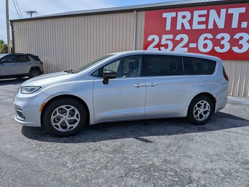 Used 2024 Chrysler Pacifica Limited image 2