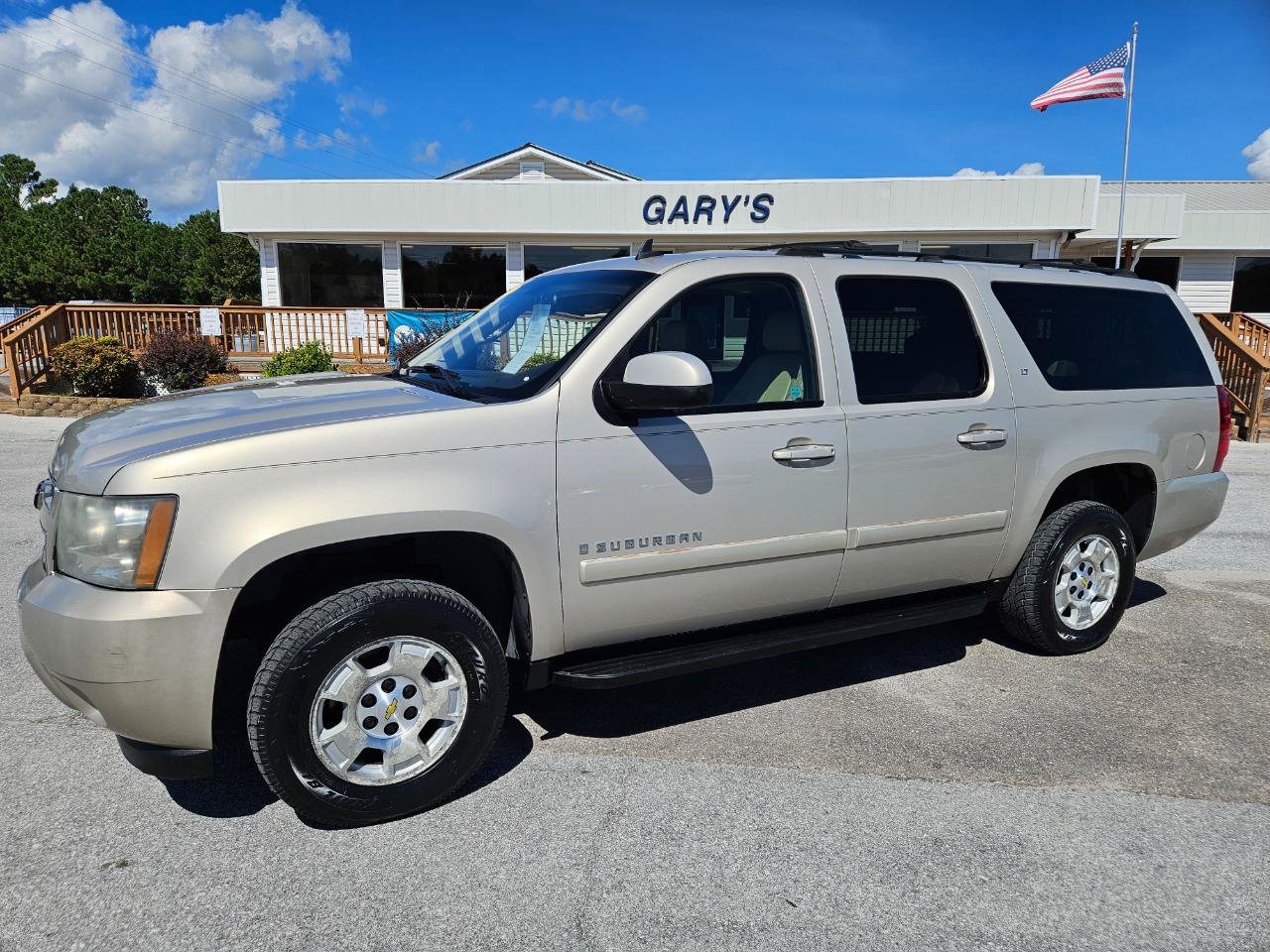 Used 2007 Chevrolet Suburban LT w/ LT Preferred Equipment Group AWD/4WD image 2