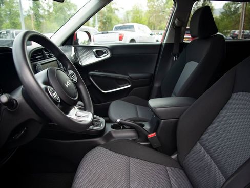 Used 2023 Kia Soul LX w/ LX Technology Package FWD image 11