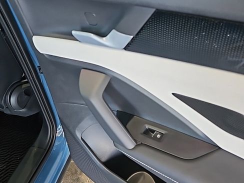 New 2025 Volkswagen Tiguan SE image 16