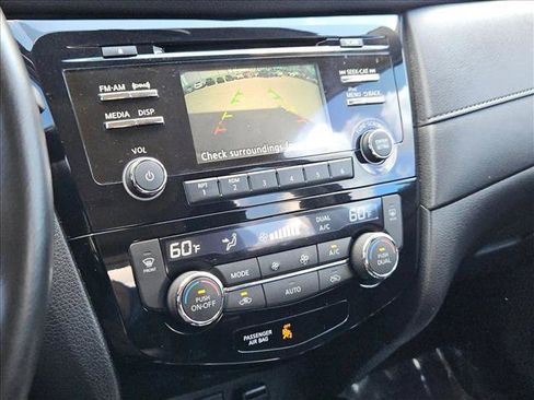 Used 2017 Nissan Rogue SV image 13