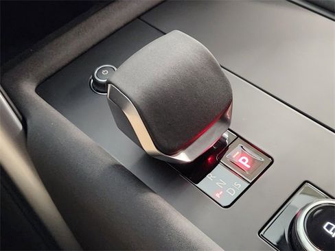 Used 2025 Land Rover Discovery S image 19