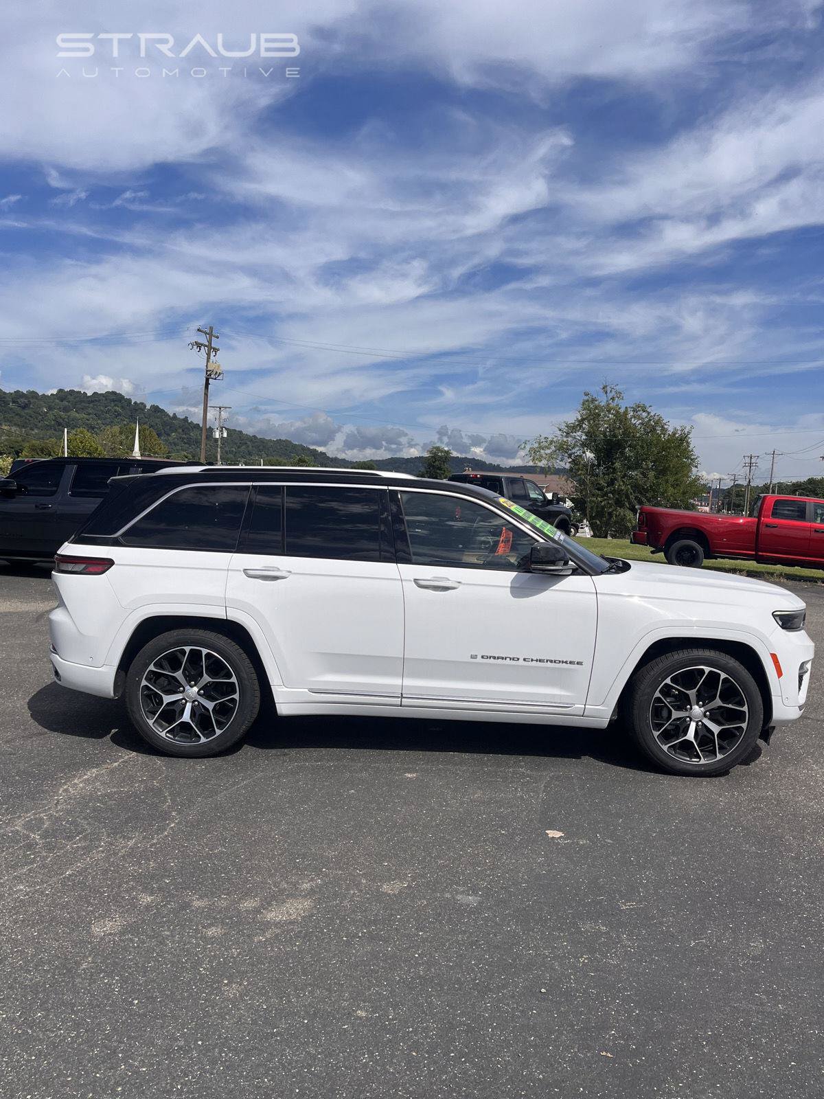 Used 2023 Jeep Grand Cherokee Summit AWD/4WD image 9