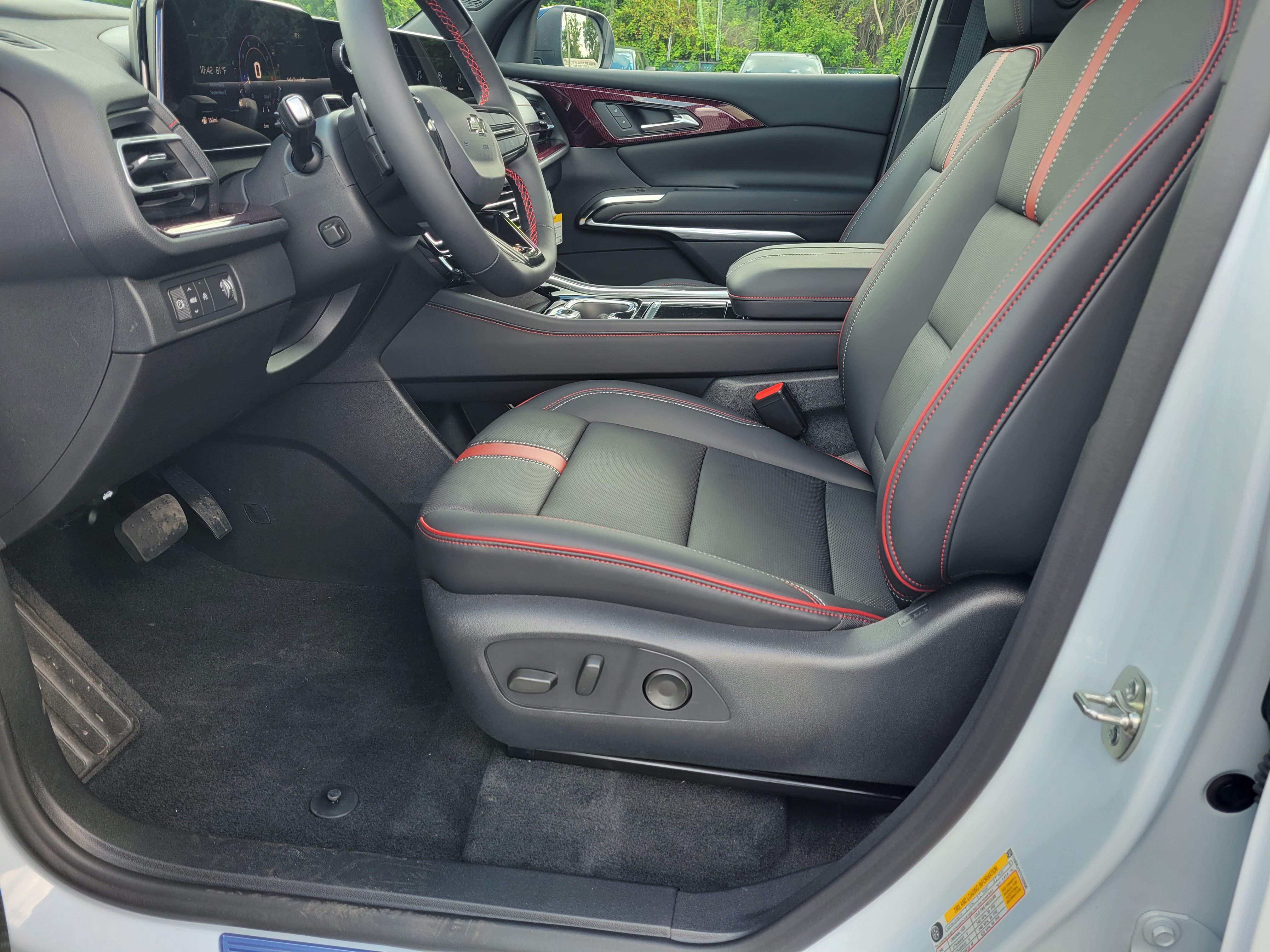 New 2027 Chevrolet Traverse RS w/ LPO, Floor Liner Package FWD image 34