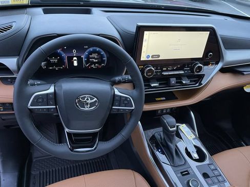 Used 2023 Toyota Highlander Platinum AWD/4WD image 15