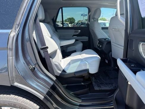 Used 2025 Ford Expedition Platinum w/ Driver's Package AWD/4WD image 13