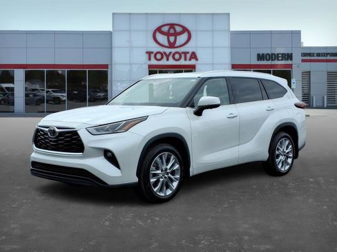 Used 2024 Toyota Highlander LE image 1