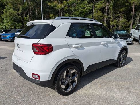 Used 2024 Hyundai Venue SEL FWD image 4